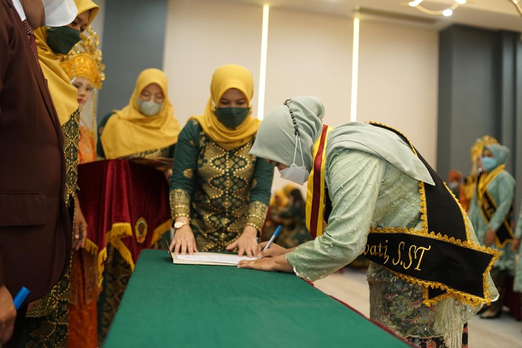 Berita Wisuda Univ Awal Bros Batam 